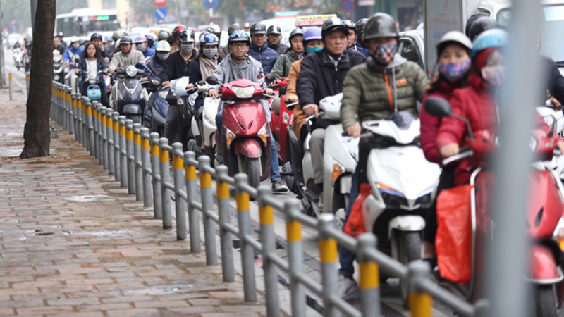 xe máy lấn chiếm vỉa hè