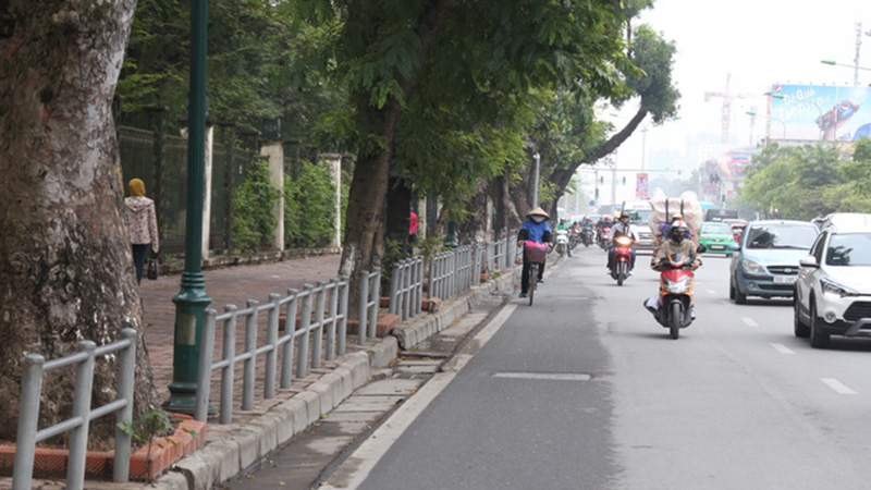 xe máy lấn chiếm vỉa hè