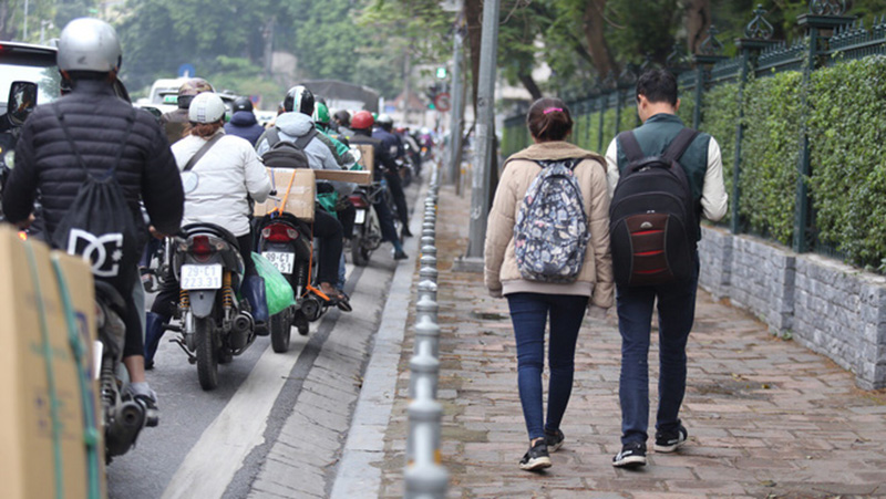 xe máy lấn chiếm vỉa hè