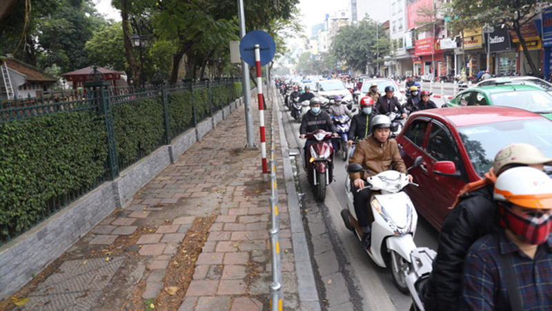 xe máy lấn chiếm vỉa hè
