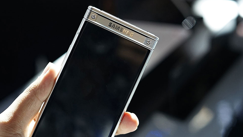 Trên tay smartphone nắp gập của Samsung