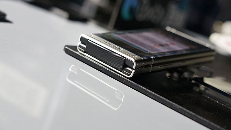 Trên tay smartphone nắp gập của Samsung