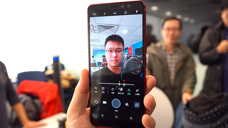 Tren-tay-HTC-U11-Eyes4