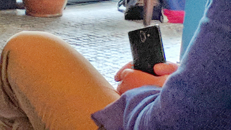 Nokia 9 xuất hiện ngoài đời thực với màn hình cong tràn cạnh và camera kép