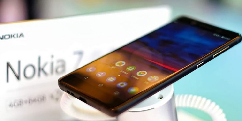 Nokia 7 Plus bất ngờ xuất hiện ngoài thực tế với màn hình cong tràn cạnh như Nokia 9