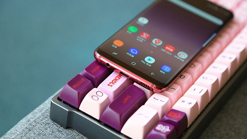 Trên tay Galaxy S8 màu đỏ