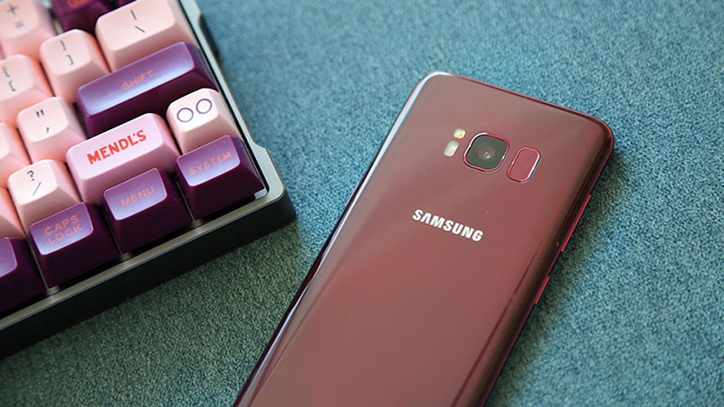 Trên tay Galaxy S8 màu đỏ
