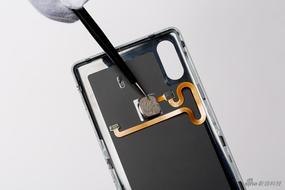 mo-bung-xiaomi-mi-mix-2s-noi-gon-gang-va-dep-nhu-thiet-ke-ben-ngoai-21