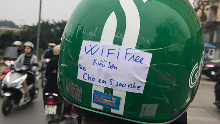 Tài xế GrabBike đặt pass WIFI “cho em 5 sao nhé” chiếm trọn tình cảm cư dân mạng