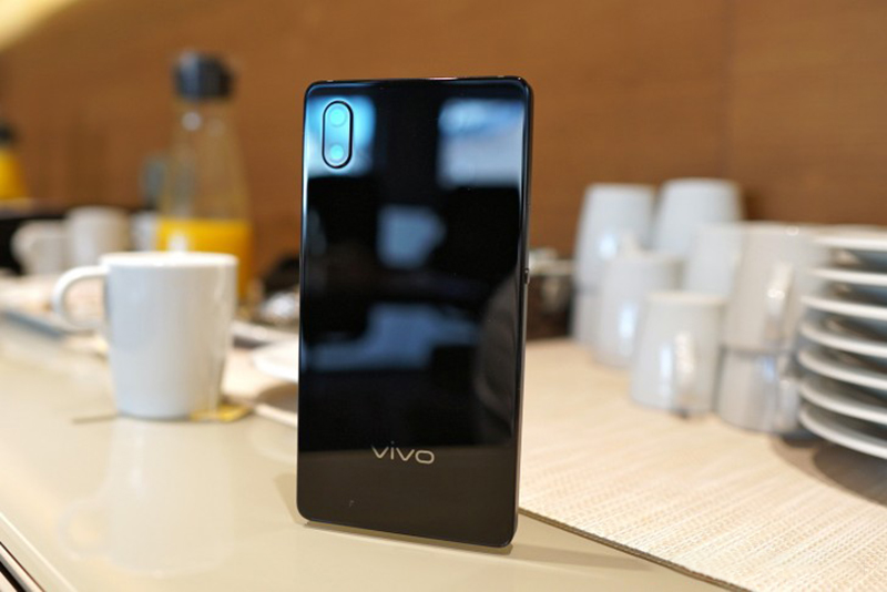 tren-tay-vivo-apex-man-hinh-chiem-98-dien-tich-mat-truoc-cung-camera-thut-doc-dao-11