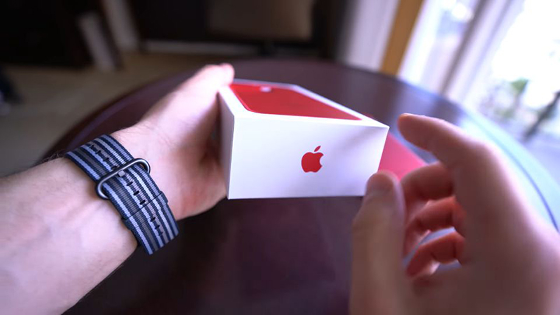 trên tay iPhone 8 Plus màu đỏ