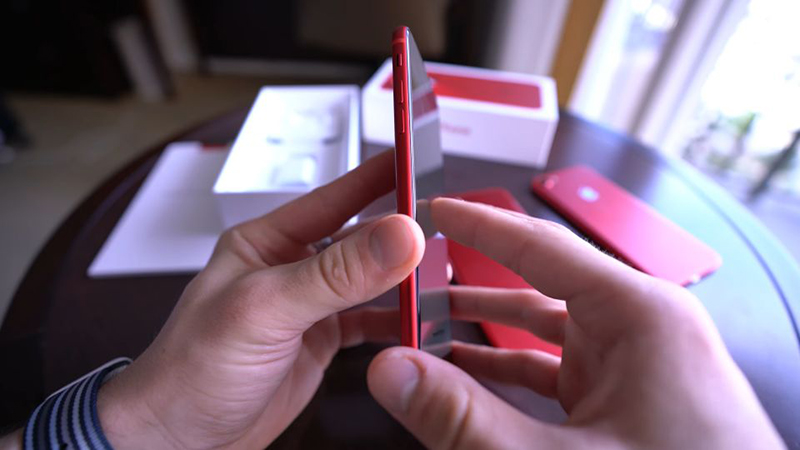 trên tay iPhone 8 Plus màu đỏ