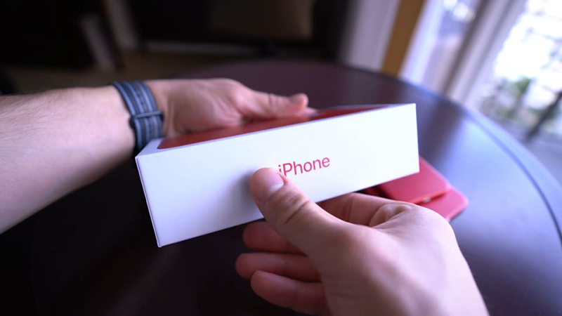 trên tay iPhone 8 Plus màu đỏ