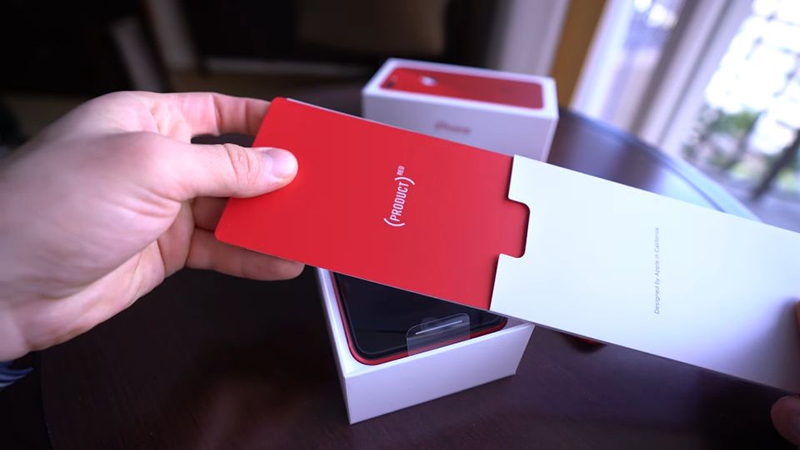 trên tay iPhone 8 Plus màu đỏ