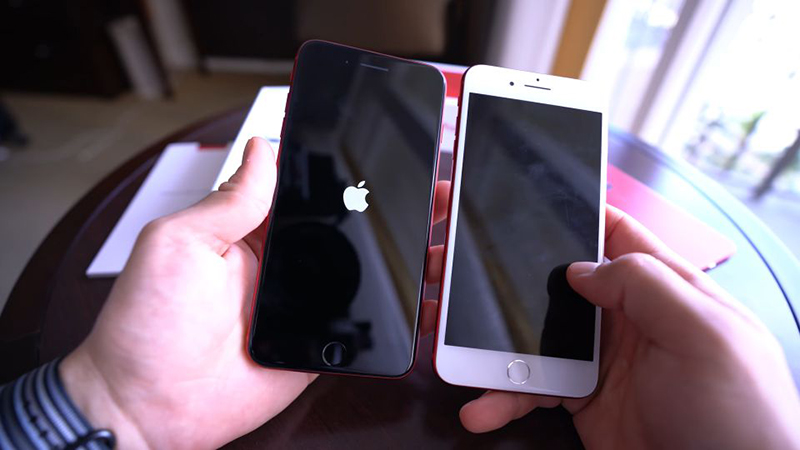 trên tay iPhone 8 Plus màu đỏ