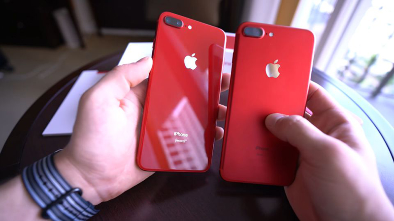 trên tay iPhone 8 Plus màu đỏ