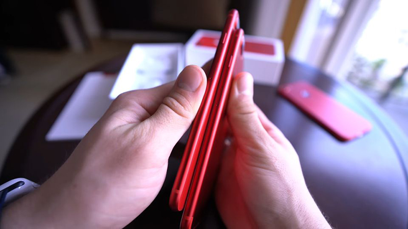 trên tay iPhone 8 Plus màu đỏ