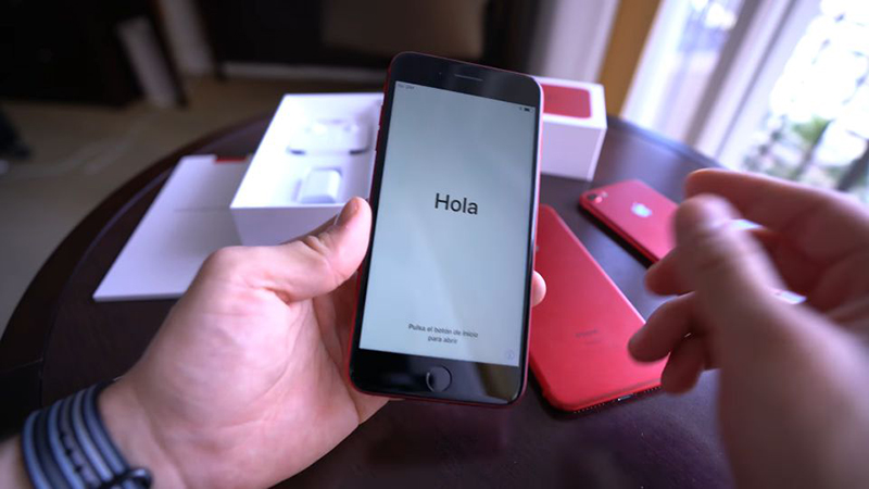 trên tay iPhone 8 Plus màu đỏ