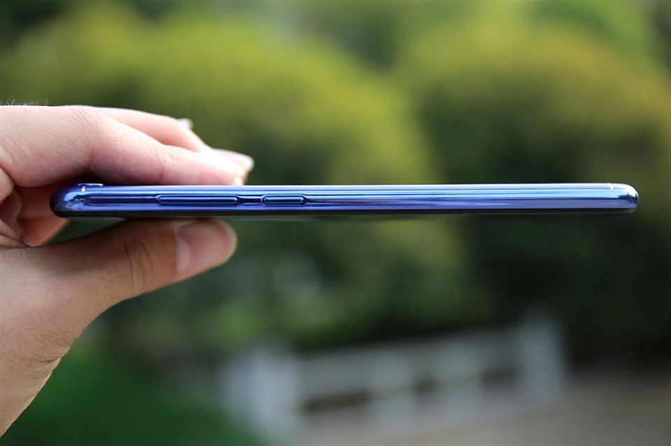 mo-hop-va-tren-tay-honor-7a-gia-re-vua-ra-mat-man-hinh-full-view-camera-kep-10