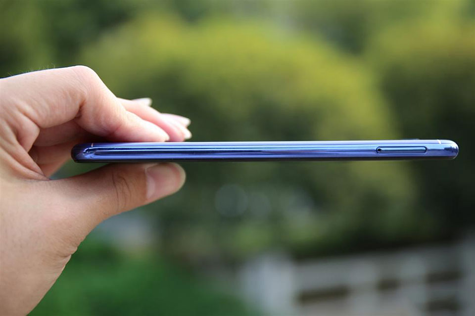 mo-hop-va-tren-tay-honor-7a-gia-re-vua-ra-mat-man-hinh-full-view-camera-kep-11