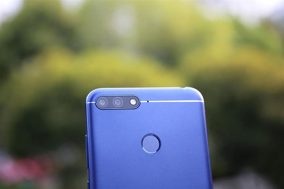 mo-hop-va-tren-tay-honor-7a-gia-re-vua-ra-mat-man-hinh-full-view-camera-kep-3