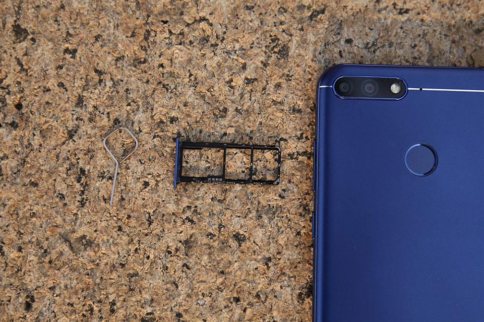 mo-hop-va-tren-tay-honor-7a-gia-re-vua-ra-mat-man-hinh-full-view-camera-kep-6