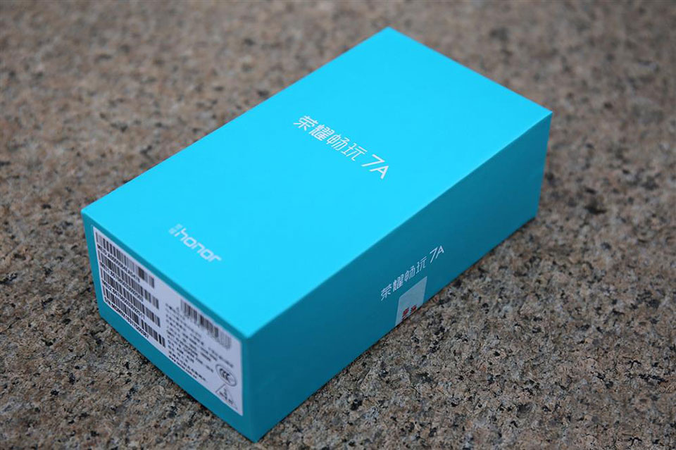 mo-hop-va-tren-tay-honor-7a-gia-re-vua-ra-mat-man-hinh-full-view-camera-kep-7