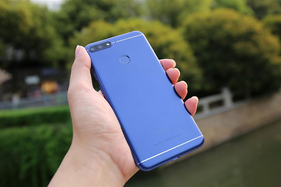 mo-hop-va-tren-tay-honor-7a-gia-re-vua-ra-mat-man-hinh-full-view-camera-kep-9