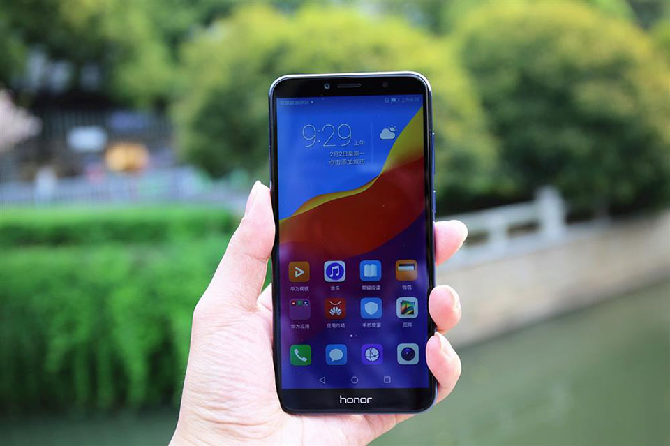 mo-hop-va-tren-tay-honor-7a-gia-re-vua-ra-mat-man-hinh-full-view-camera-kep