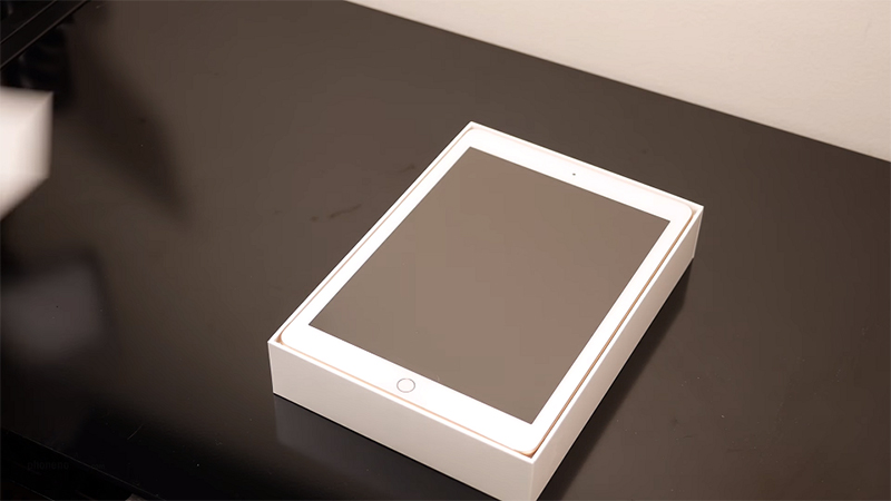 mo-hop-va-tren-tay-ipad-2018-gia-re-chiec-may-tinh-bang-gia-re-dang-mua-nhat-1