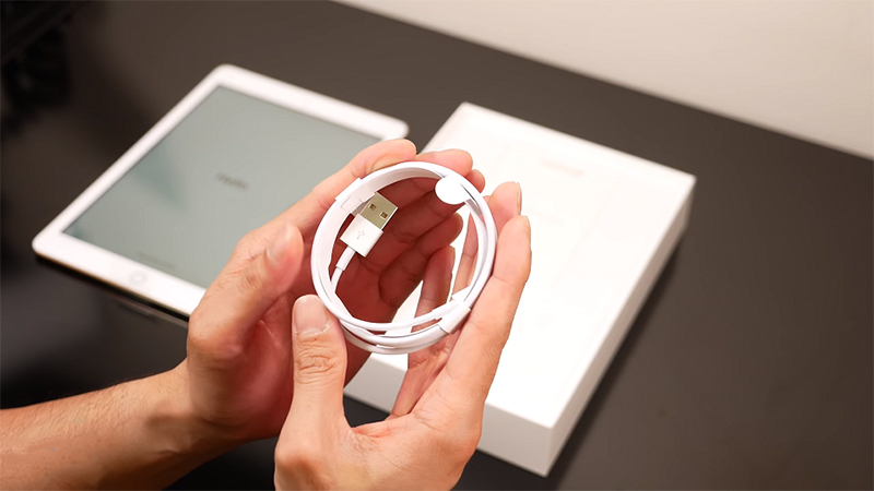 mo-hop-va-tren-tay-ipad-2018-gia-re-chiec-may-tinh-bang-gia-re-dang-mua-nhat-2