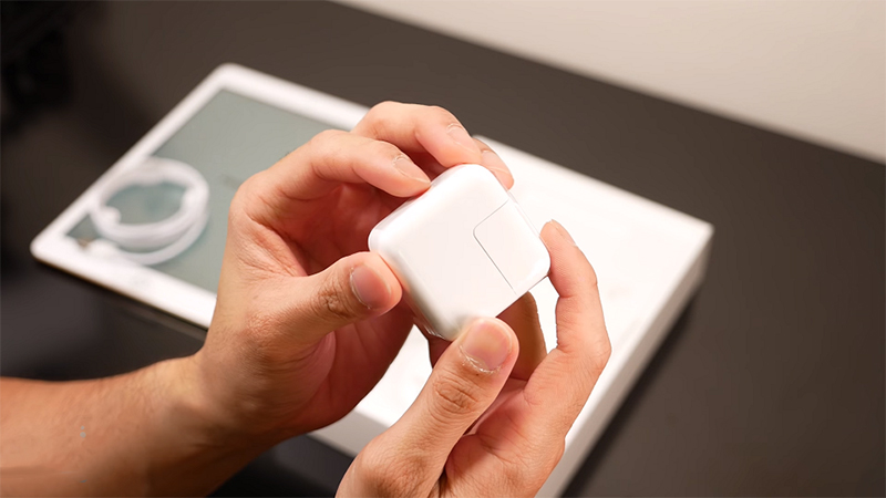 mo-hop-va-tren-tay-ipad-2018-gia-re-chiec-may-tinh-bang-gia-re-dang-mua-nhat-3