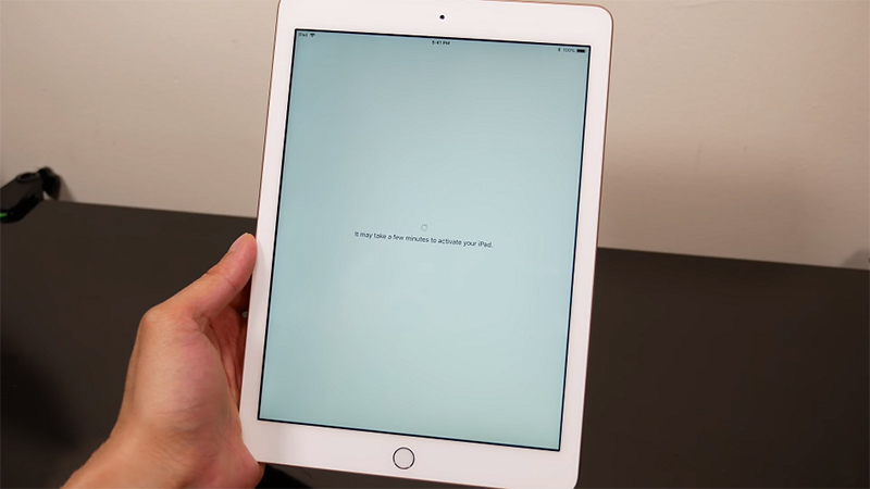 mo-hop-va-tren-tay-ipad-2018-gia-re-chiec-may-tinh-bang-gia-re-dang-mua-nhat-5