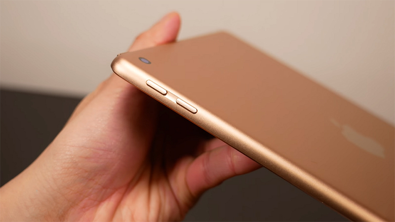 mo-hop-va-tren-tay-ipad-2018-gia-re-chiec-may-tinh-bang-gia-re-dang-mua-nhat-7