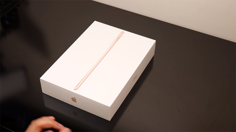 mo-hop-va-tren-tay-ipad-2018-gia-re-chiec-may-tinh-bang-gia-re-dang-mua-nhat