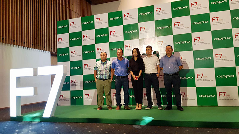 oppo-f7-chinh-thuc-ra-mat-tai-viet-nam-chiec-oppo-dep-nhat-tu-truoc-den-nay-gia-tu-7-99-trieu-dong-1