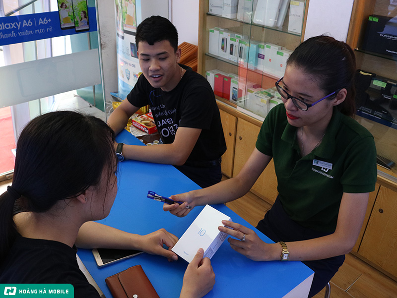 Sự kiện ngày đầu mở bán Honor 10 – Chiếc flagship với giá bán tầm trung