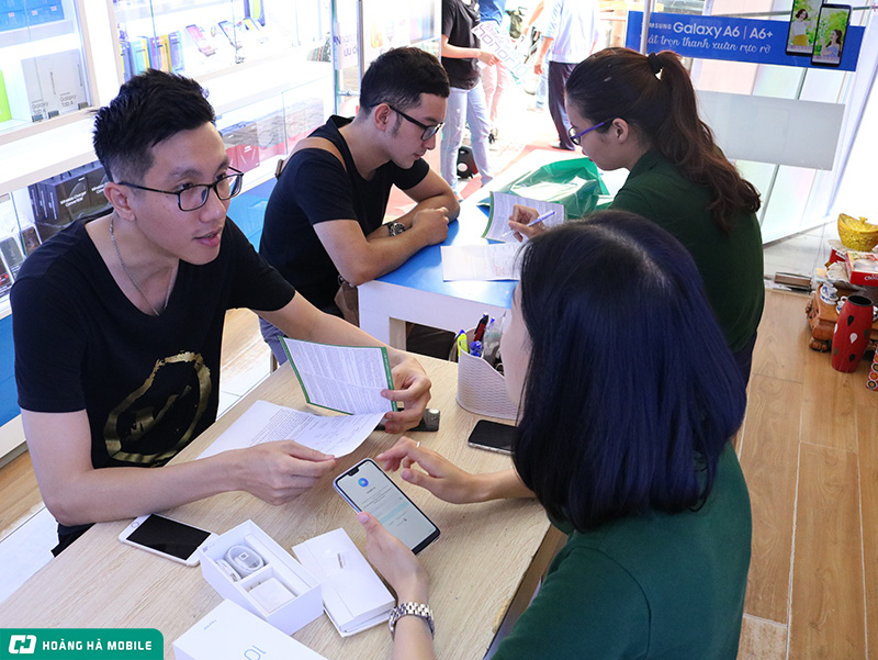 Sự kiện ngày đầu mở bán Honor 10 – Chiếc flagship với giá bán tầm trung