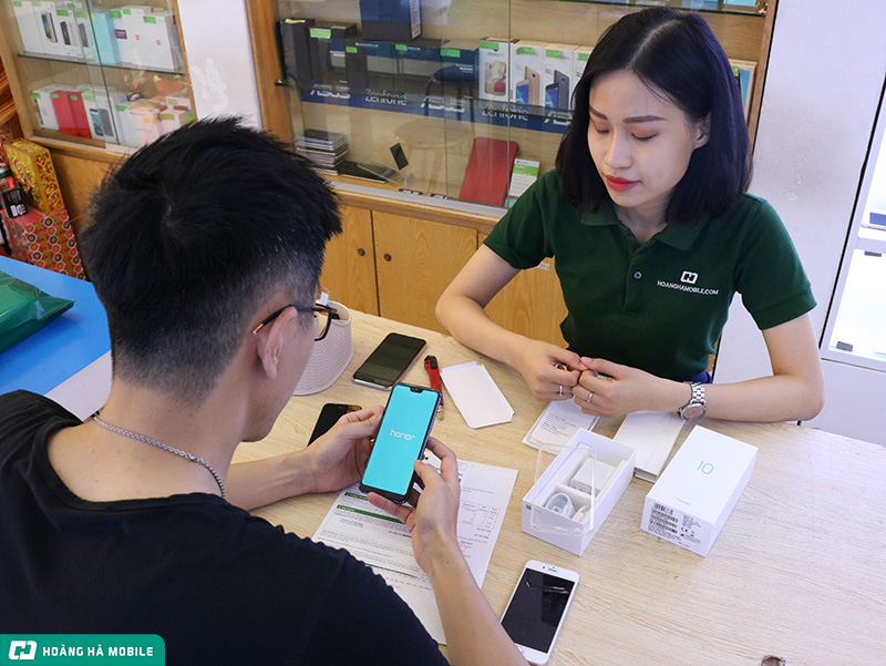 Sự kiện ngày đầu mở bán Honor 10 – Chiếc flagship với giá bán tầm trung