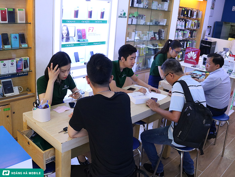 Sự kiện ngày đầu mở bán Honor 10 – Chiếc flagship với giá bán tầm trung