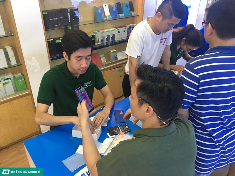 Sự kiện ngày đầu mở bán Honor 10 – Chiếc flagship với giá bán tầm trung