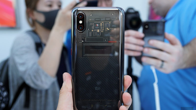 Cận cảnh Xiaomi Mi 8 Explorer: Mặt lưng trong suốt được Xiaomi khẳng định là “hàng thật”
