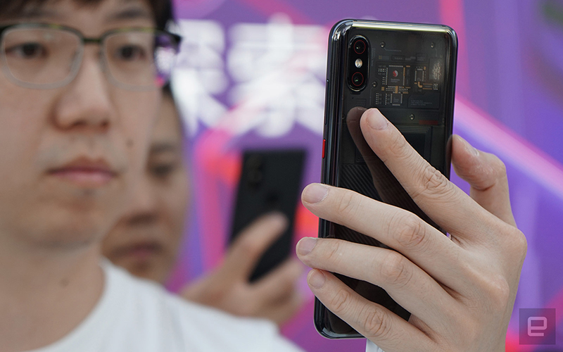 Cận cảnh Xiaomi Mi 8 Explorer: Mặt lưng trong suốt được Xiaomi khẳng định là “hàng thật”