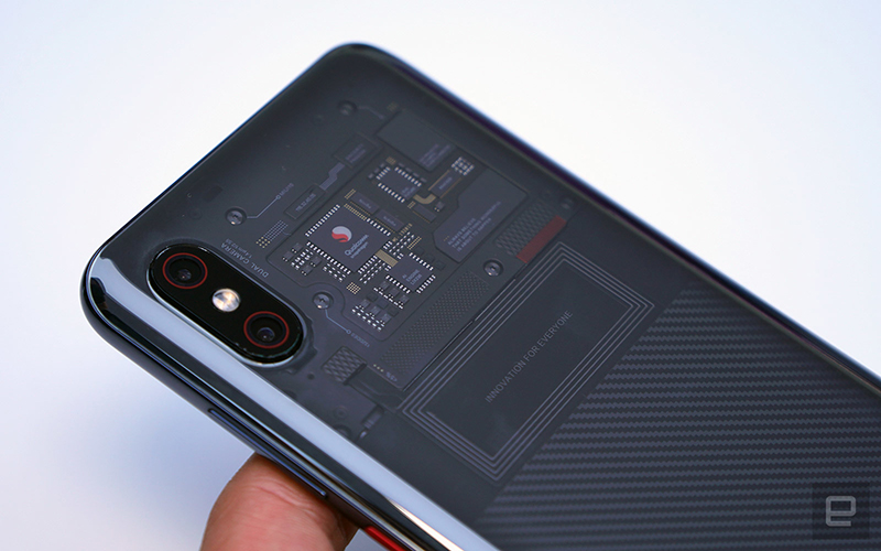 Cận cảnh Xiaomi Mi 8 Explorer: Mặt lưng trong suốt được Xiaomi khẳng định là “hàng thật”
