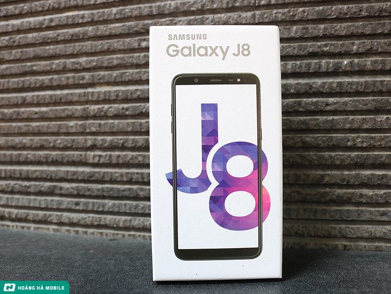 mo-hop-va-tren-tay-galaxy-j8-1