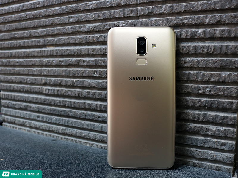 mo-hop-va-tren-tay-galaxy-j8