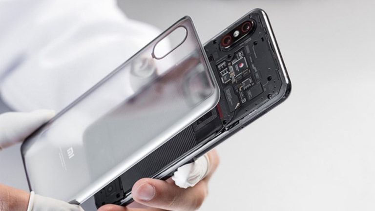 Sự thật mặt lưng Mi 8 EE: Không phải ảnh dán 3D, càng không phải bảng mạch “thật”