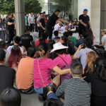 Dòng người nối đuôi nhau chờ mua iPhone Xs và iPhone Xs Max trước ngày mở bán