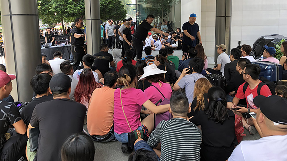 Dòng người nối đuôi nhau chờ mua iPhone Xs và iPhone Xs Max trước ngày mở bán