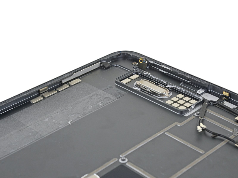 Mổ bụng iPad Pro 2018 bản 11 inches: Nội thất đẹp như vẻ ngoài, hơi khó sửa một chút